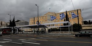 Εργασίες έξω από την Βουλή για την 25η Μαρτίου