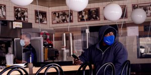 Ανδρας σε εστιατόριο με μάσκα