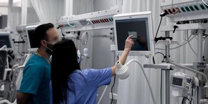 Ιατρικό προσωπικό στο εσωτερικό μιας κλινικής ΜΕΘ
