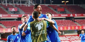 Οι παίκτες της Εθνικής πανηγυρίζουν το γκολ επί της Ισπανίας