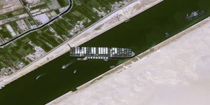 Το Ever Green μπλοκάρει τη Γέφυρα του Σουέζ