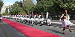 Εύζωνες σε κόκκινο χαλί