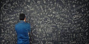 Άνδρας προσπαθεί λύσει πρόβλημα πίνακα
