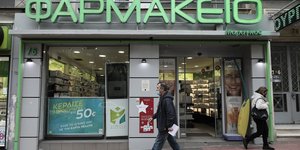 Περαστικός έξω από φαρμακείο