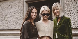 γυναίκες με κοσμήματα και γυαλιά στην εβδομάδα μόδας