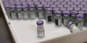Φιαλίδια του εμβολίου της Pfizer/Biontech σε βαθειά ψύξη