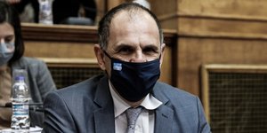 Ο Γεραπετρίτης με μάσκα στη Βουλή