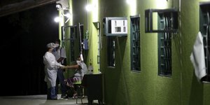 Γιατρός εμβολιάζει ασθενή στη Βραζιλία