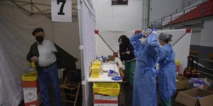 Ηλικιωμένος βγαίνει από ειδικό χώρο μετά από εμβολιασμό