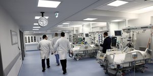 Γιατροί σε διάδρομο νοσοκομείου, σε ΜΕΘ