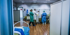 Γιατροί σε διάδρομο νοσοκομείου