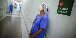 γιατρος σε τοιχο