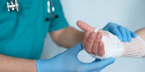 Γιατρός φροντίζει χέρι ασθενή