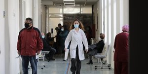 Γιατρός περπατά σε διάδρομο νοσοκομείου