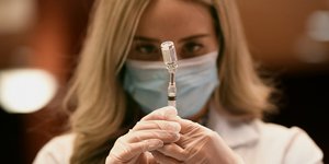 Γιατρός ετοιμάζει εμβόλιο