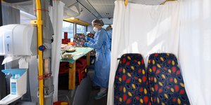 Γιατρός σε χώρο εξέτασης μέσα σε λεωφορείο