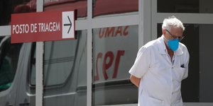 Γιατρός με σκυμμένο το κεφάλι περπατάει