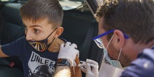 Παιδί εμβολιάζεται από γιατρό