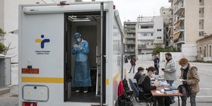 Συνεργείο του ΕΟΔΥ κάνει τεστ για κορωνοϊό σε πολίτες