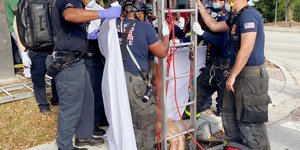 Πυροσβέστες διασώζουν την 43χρονη Λίντσεϊ Κένεντι