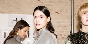 Γυναίκα μελαχρινή με καθαρή επιδερμίδα