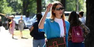 Γυναίκα με γυαλιά ηλίου και τσάντα Fendi