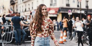 γυναίκα με τζιν στην εβδομάδα μόδας