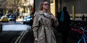 γυναίκα με καμπαρντίνα και γυαλιά στην εβδομάδα μόδας