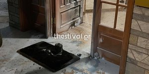 Εκρηξη σε είσοδο πολυκατοικίας