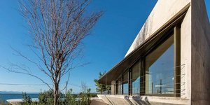 H γλυπτική κατοικία στην Εύβοια: Τριγωνική μορφή και στρογγυλή πισίνα