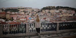 Γυναίκα πάνω από την πρωτεύουσα της Πορτογαλίας, τη Λισαβόνα