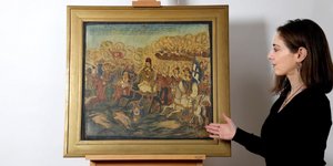 γυναικα πιανει πινακα 