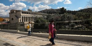 γυναικα καγκελα στοα ατταλου