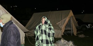 Γυναίκα με κουβέρτα