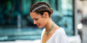 Γυναίκα χαμογελάει με πλεξούδες στα μαλλιά