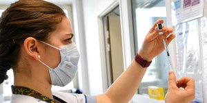 Νοσοκόμα σε νοσοκομείο του Παρισιού