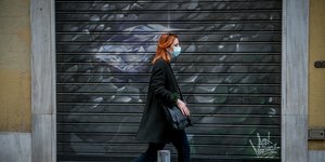 Γυναίκα περπατάει