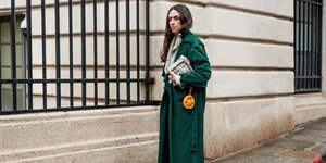 Γυναίκα με καμπαρντίνα 