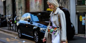 Γυναίκα με τσάντα στο δρόμο