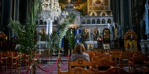 γυναικα μονη εκκλησια