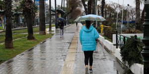 Γυναίκα περπατά με ομπρέλα