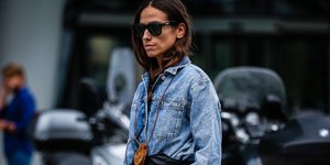 Γυναίκα με τζιν jacket