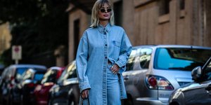 γυναίκα με πουκάμισο και γυαλιά στην εβδομάδα μόδας