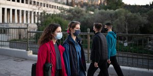 Γυναίκες με μάσκες στην αρχαία ρωμαϊκή αγορά