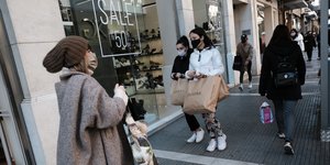 Γυναίκες έξω από κατάστημα