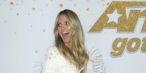 Η Χάιντι Κλουμ με λευκό σύνολο