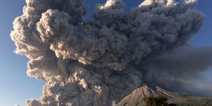 Στάχτη εκτοξεύτηκε στον ουρανό πάνω από τη ηφαίστειο Σιναμπουνγκ