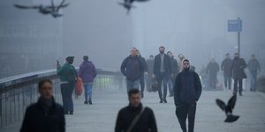 Ομίχλη σε γέφυρα του Δουβλίνου στην Ιρλανδία