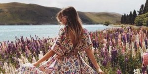 η διάσημη influencer Τζέσικα Στάιν ποζάρει με φόρεμα ανάμεσα σε λουλούδια