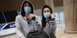 Ισραηλινοί με βραχιολάκι καραντίνας